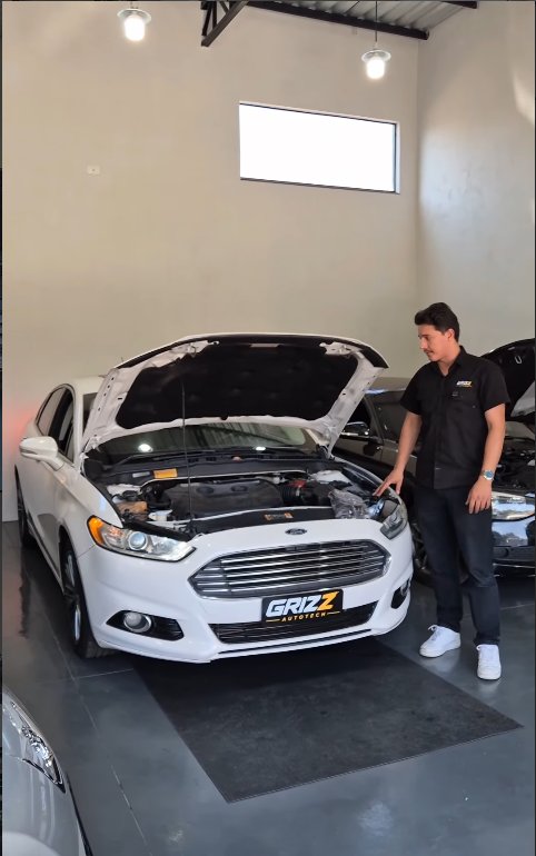 Ford Fusion na Grizz Autotech, capô aberto para diagnóstico