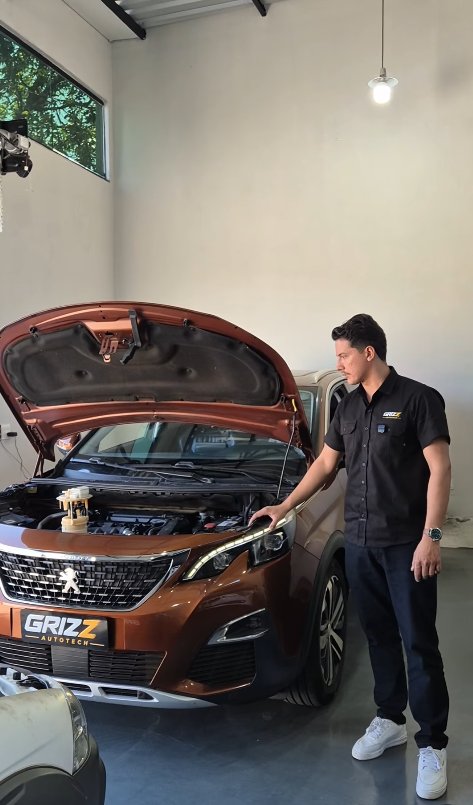 Peugeot 3008 na Grizz Autotech, capô aberto para diagnóstico
